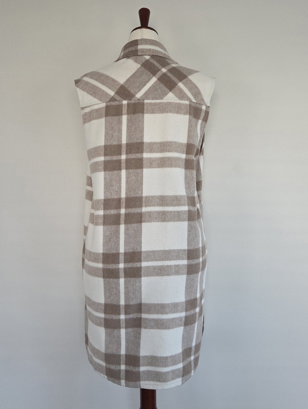 Ashley By 26 International Outerwear Tan and Cream Plaid Vest Size Large - Picture 2 of 5